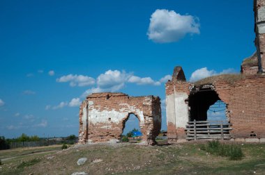 Mavi gökyüzüne karşı eski tuğla binaların yıkıntıları