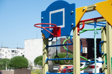 Oyun sahasında basketbol potası