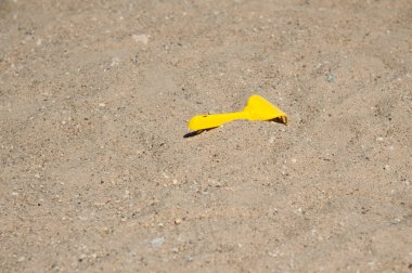 Güneşli bir yaz gününde çocukların kumda tırmığı