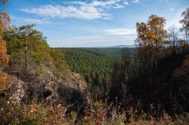 Güneşli bir günde, dağdan Hawaii nehri manzaralı kayalar.