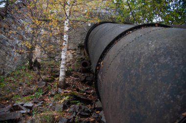 Hidroelektrik santralindeki büyük metal boru.