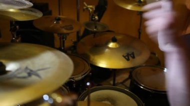 Bir stüdyoda davul çalmaya davulcu