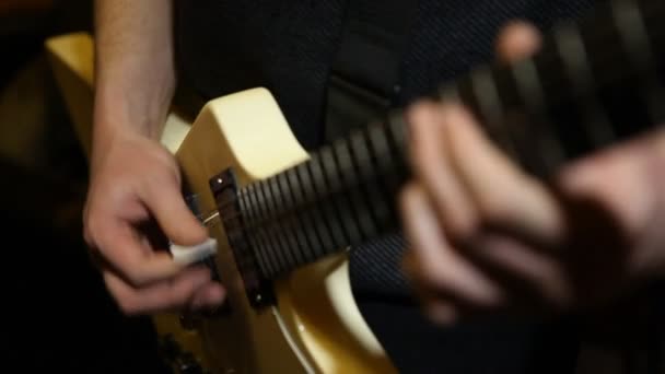 Музыкант на гитаре 2 — стоковое видео