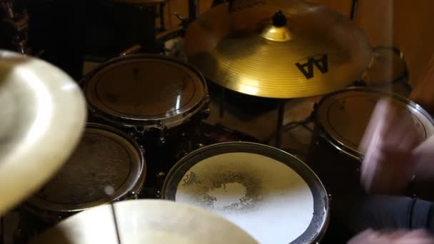 Drummer drummen in een studio — Stockvideo