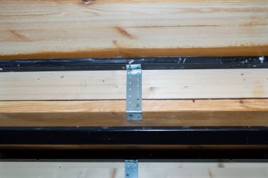 Yakın plan - merdiveni içeriden bağlayan - delikli metal plaka