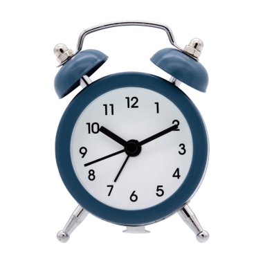 Beyaz arkaplanda izole edilmiş klasik alarm saati.