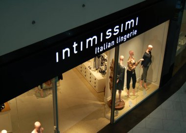 Kyiv, Ukrayna, 09 / 24 / 2019. İntimissimi logosu. Ünlü İtalyan iç çamaşırı ve iç çamaşırı mağazası önü.