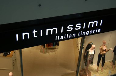 Kyiv, Ukrayna, 09 / 24 / 2019. İntimissimi logosu. Ünlü İtalyan iç çamaşırı ve iç çamaşırı mağazası önü.