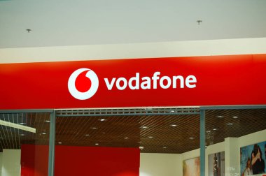 Kyiv, Ukrayna, 10 / 03 / 2019. Dükkan ve Vodafone markasının logosu, büyük bir alışveriş merkezinde.