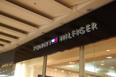 Kyiv, Ukrayna, 09 / 24 / 2019. Ukrayna 'daki Tommy Hilfiger mağazası. Tommy Hilfiger bir Amerikan giyim şirketi..