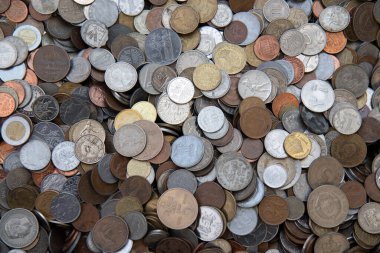 Dünyanın dört bir yanından gelen madeni paralar.