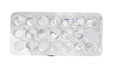 Boş tablet paketleri beyaz arka planda izole edilmiş. Hapsız bir paket hap..