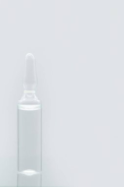 Beyaz arkaplanda izole edilmiş sıvı cam ampulleri.