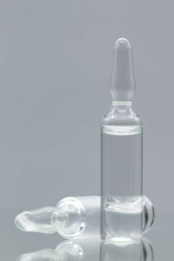 Beyaz arkaplanda izole edilmiş sıvı cam ampulleri.