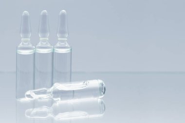 Beyaz arkaplanda izole edilmiş sıvı cam ampulleri.