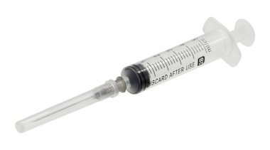 Boş plastik şırınga beyaz arka planda izole edildi.