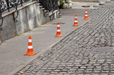 Trafik konisi kaldırım taşı caddesinde kalıyor. Park için sınır.