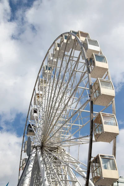 Rueda Fortuna Parque Atracciones Contra Cielo Blanco Azul — Foto de Stock