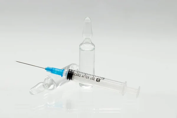 Ampoules Médicinales Verre Avec Seringue Liquide Plastique Avec Aiguille Isolées — Photo