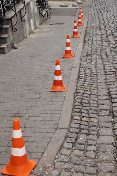Trafik konisi kaldırım taşı caddesinde kalıyor. Park için sınır.