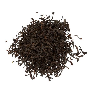 Beyaz arka planda kuru siyah çay yaprakları. Üst görünüm.