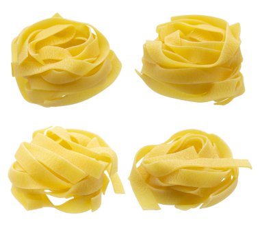 Spagetti, Tagliatelle 'in yuvasıdır. İtalyan makarna fettucine yuvaları beyaz arkaplanda izole edilmiş..