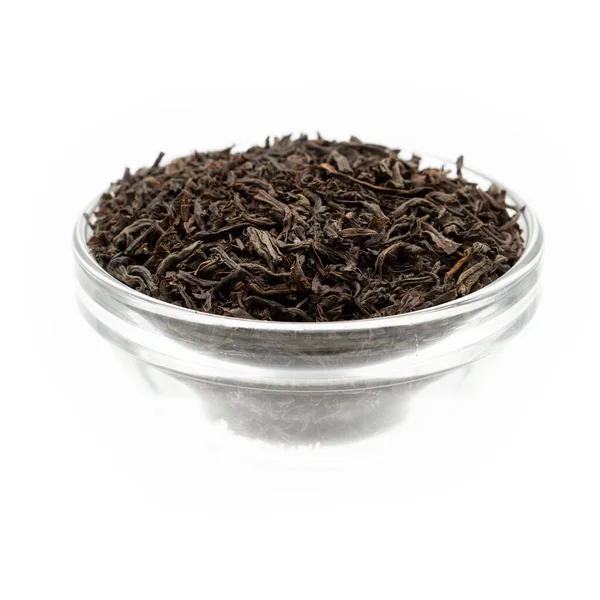 Μαύρο Τσάι Ένα Ξύλινο Μπολ Απομονωμένο Λευκό Φόντο Κοντινό Πλάνο — Φωτογραφία Αρχείου
