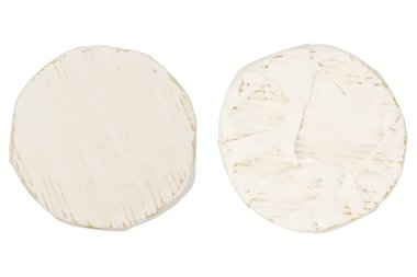 Beyaz arka planda yalıtılmış peynirli krema. Yukardan yenilebilir beyaz küf manzaralı yumuşak peynir..