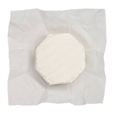 Beyaz zemin üzerinde izole edilmiş brie ya da camambert peynirinden oluşan bir paket aç.