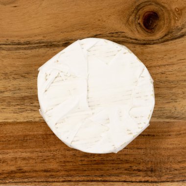 Tahtada Brie veya Camambert peyniri.