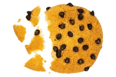 Kırık çikolatalı kurabiyeler beyaz arka planda izole edilmiş.