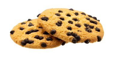 Beyaz arka planda izole edilmiş ev yapımı çikolatalı kurabiyeler.