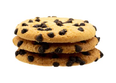 Beyaz arka planda izole edilmiş ev yapımı çikolatalı kurabiyeler.