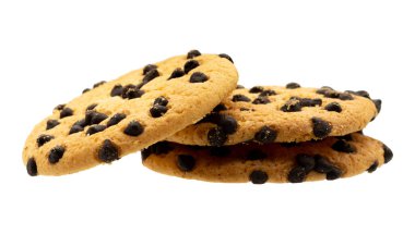 Beyaz arka planda izole edilmiş ev yapımı çikolatalı kurabiyeler.