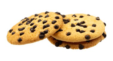 Beyaz arka planda izole edilmiş ev yapımı çikolatalı kurabiyeler.