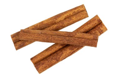 Tarçın çubukları gölgesiz beyaz arkaplanda izole edilmiş, üst görünüm