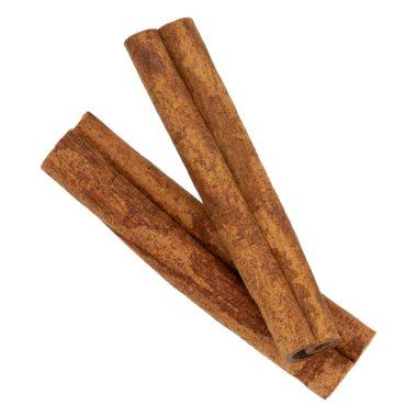 Tarçın çubukları gölgesiz beyaz arkaplanda izole edilmiş, üst görünüm