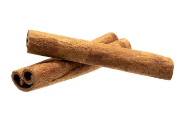 Tarçın çubukları gölgesiz beyaz arkaplanda izole