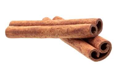 Tarçın çubukları gölgesiz beyaz arkaplanda izole