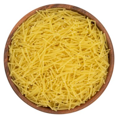 Ahşap kasede pişmemiş vermicelli makarna. Kırpma yolu ile beyaz arkaplanda izole