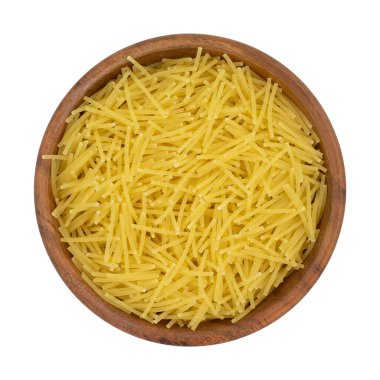 Ahşap kasede pişmemiş vermicelli makarna. Kırpma yolu ile beyaz arkaplanda izole