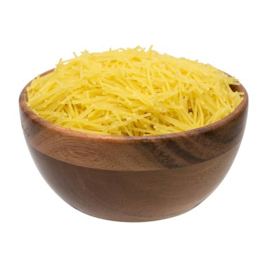 Ahşap kasede pişmemiş vermicelli makarna. Kırpma yolu ile beyaz arkaplanda izole
