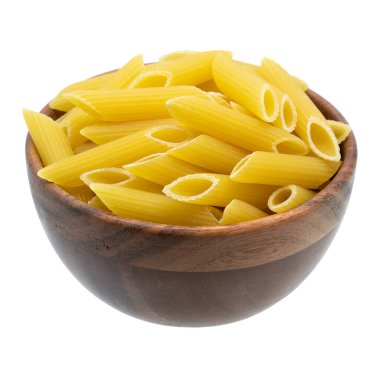 Beyaz arka planda izole edilmiş, ahşap bir kasede makarna ya da makarna. İtalyan mutfağı.