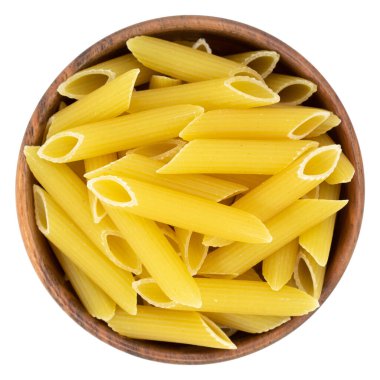 Beyaz arka planda izole edilmiş, ahşap bir kasede makarna ya da makarna. İtalyan mutfağı.