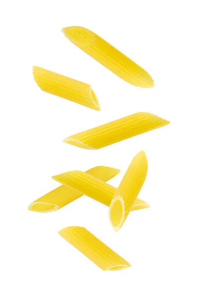 ペンネパスタの落下 白い背景に黄色の生のマカロニを飛んで — ストック写真