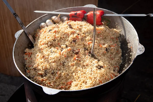 Büyük Kazanda Geleneksel Pilav Pişirme Açık Havada Sokak Yemeği — Stok fotoğraf