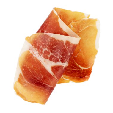 İtalyan jambonu mu İspanyol jamonu mu? Beyaz arka planda dilimlenmiş ham jambon..