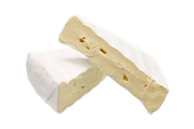 Beyaz arka planda izole edilmiş Brie veya Camambert peyniri. Yenilebilir beyaz küfle kaplı yumuşak peynir..