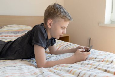 Karantinadaki çocuk çevrimiçi eğitim yapıyor. Çocuklar için eğitim ve uzak mesafe eğitimi. Evde kalıp eğlenin..