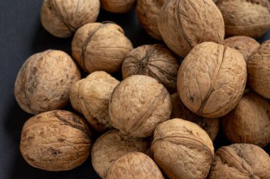 Ceviz arkaplan, dağınık ceviz yığını. Yakın çekim..